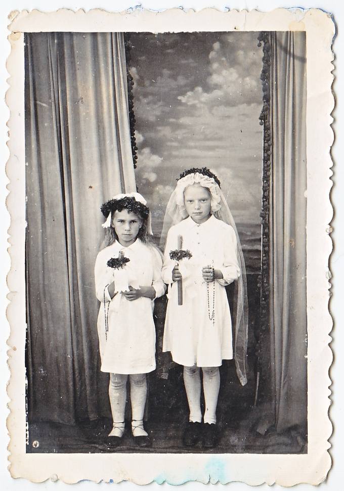 Pirmoji Komunija Pasvalyje. Emilija Petrauskaitė (dešinėje) su drauge Pranute Grigelionyte